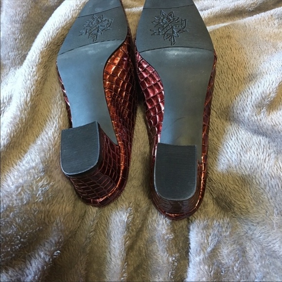J Renee Burgundy Croc Mules Size 8 - Picture 6 of 8